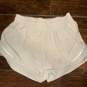 Lululemon Hotty Hot Short 2.5” *Lined in color Bone.